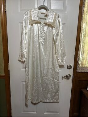 Vintage Delicates Nightgown Ivory Satin Cottagecore Women's Medium Embroidered